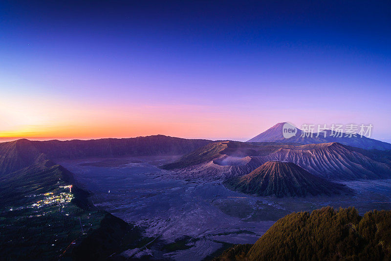在印度尼西亚东爪哇的Bromo Tengger塞墨鲁国家公园，Bromo火山(Gunung Bromo)日出与彩色的天空背景。